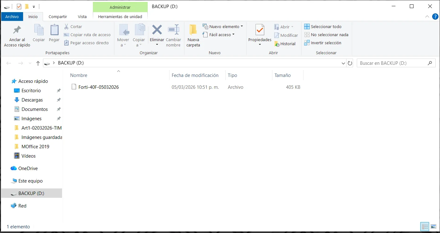 Archivo de backup de FortiGate verificado correctamente en la memoria USB desde Windows